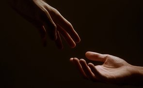 Hände, die Brücken bauen / © JacksonDavid/pixabay.com/CC0 1.0 Hände, die Brücken bauen